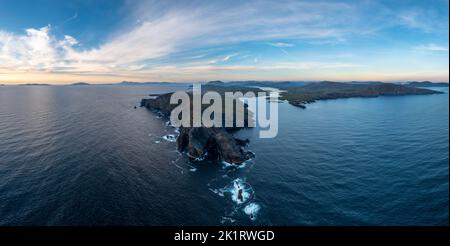 Luftpanorama-Landschaft der Bray Head Klippen auf Valentia Island in der Dämmerung Stockfoto