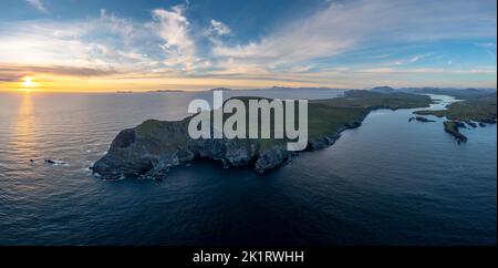 Ein Luftpanorama der Bray Head Klippen und Landzunge auf Valentia Island bei Sonnenuntergang Stockfoto