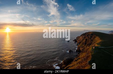 Sonnenuntergang über dem Atlantischen Ozean und den Klippen von Bray Head auf Valentia Island in der Grafschaft Kerry im Westen Irlands Stockfoto