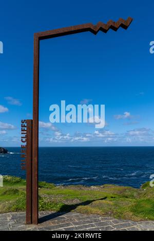 Der malerische Aussichtspunkt an den Kilkee Cliffs auf dem Wild Atlantic Way im Westen Irlands mit dem typischen Wegweiser Stockfoto