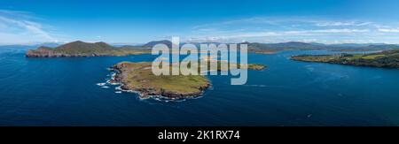 Ein Luftpanorama der Küstenlandschaft der Halbinsel Iveragh mit den Inseln Beginish und Valentia Stockfoto
