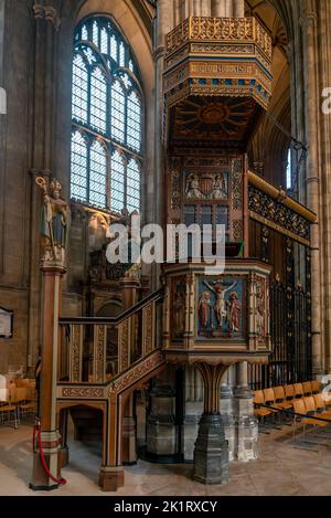 Canterbury, Vereinigtes Königreich - 10. September 2022: Blick auf die kunstvolle Kanzel im Mittelschiff der Kathedrale von Canterbury Stockfoto