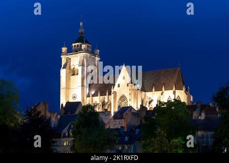 Dole, Frankreich - 14. September 2022: Blick auf die beleuchtete katholische Kirche Notre Dame im Stadtzentrum von Dole bei Nacht Stockfoto