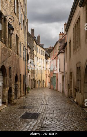 Dole, Frankreich - 14. September 2022: Verlassene Straßen im Zentrum von Dole mit historischen Jugendstilgebäuden und einer gepflasterten Straße unter einer Ove Stockfoto