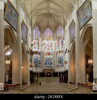 Dole, Frankreich - 14. September 2022: Innenansicht des Altars und des Mittelschiffs der Kirche Collegiale Notre Dame in Dole Stockfoto