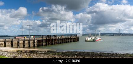 Killimer, Irland - 4. August 2022: Panoramablick auf die Killimer Fähre, die am Fährhafen an der Shannon River Mündung im Westen Irlands anlegt Stockfoto