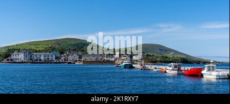 Knight's Town, Irland - 8. August 2022: Bunte Boote ankern im Hafen und Sporthafen von Knight's Town auf Valentia Island in der Grafschaft Kerry o Stockfoto