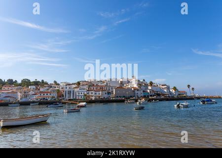 Ferragudo, Portugal - 25. August 2022 - Blick auf die weiße Stadt mit Booten im Vordergrund, Ferragudo, Algarve, Portugal, Europa Stockfoto