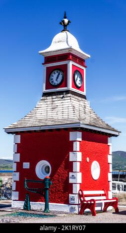 Knight's Town, Irland - 8. August 2022: Blick auf den historischen Uhrenturm und die Wiegestation am Royal Pier von Knight's Town auf Valentia Island in C Stockfoto