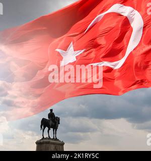 Türkische Flagge und Atatürk-Denkmal. 29. oktober republik Tag der Türkei oder 29 ekim cumhuriyet bayrami Hintergrund quadratisches Format Foto. Stockfoto