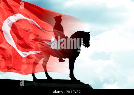 Türkische Flagge und Mustafa Kemal Atatürk Denkmal. 29.. oktober tag der republik der Türkei oder 29 ekim cumhuriyet bayrami Hintergrundfoto. Stockfoto