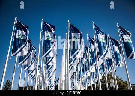 Berlin, Deutschland. 20. September 2022. Flaggen mit dem Logo der Bahntechnik InnoTrans fliegen auf dem Messegelände in Berlin. Quelle: Carsten Koall/dpa/Alamy Live News Stockfoto