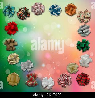 Viele bunte Weihnachtsfeiertage verbeugen sich auf einem Bokeh-Hintergrund. Bögen haben Beschneidungspfad. Stockfoto