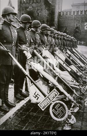 Siegesparade: Die sowjetischen Soldaten tragen die Standards der gefallenen deutschen Armeen. Museum: PRIVATE SAMMLUNG. Autor: Yevgeny Khaldei. Stockfoto