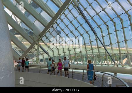 Besucher, die im September durch Hemisfèric, ein digitales 3D-Kino und Planetarium, in der Stadt der Künste und Wissenschaften in Valencia, Spanien, spazieren Stockfoto