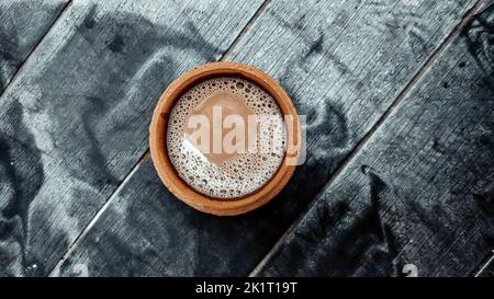 Ein Blick von oben auf indischen Tee in einem traditionellen kulhar oder kulhad Tasse Stockfoto