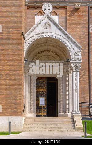 Szeged, Ungarn - 30. Juli 2022: Offener Seiteneingang zum Votivkirchengebäude. Stockfoto