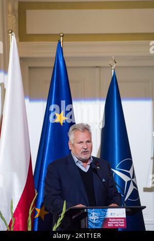 Aleksander Kwasniewski, ehemaliger Präsident Polens, spricht während der Konferenz in Warschau. Die Konferenz "Sicherheit der Ostflanke der NATO - die Rolle Polens" fand in Warschau anlässlich des 25.. Jahrestages der Aufnahme der Beitrittsverhandlungen zwischen Polen und der NATO statt. Die ehemaligen Präsidenten der Republik Polen, Aleksander Kwasniewski und Bronislaw Komorowski, Einladung von Oppositionsführern und Experten für Sicherheits- und Verteidigungspolitik zu einer gemeinsamen Aussprache. Unter den Teilnehmern des Treffens waren: Der Vorsitzende der Bürgerplattform (Platforma Obywatelska), Donald Tusk, der stellvertretende Sprecher Stockfoto