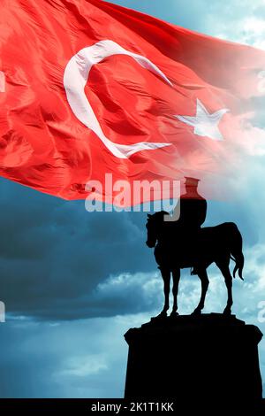 Türkische Flagge und Atatürk-Denkmal. 29.. oktober oder 29 ekim cumhuriyet bayrami vertikale Geschichte Hintergrundfoto. Stockfoto