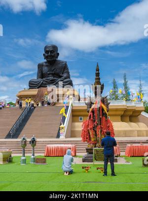 Luang Pu Thuat Wat Huay Mongkol Hua hin Thailand,Big Buddha Wat Huay Mongkol an einem sonnigen Tag Stockfoto