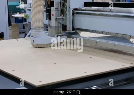 Modernes CNC-Holzbearbeitungszentrum in der Möbelfabrik. Selektiver Fokus. Stockfoto