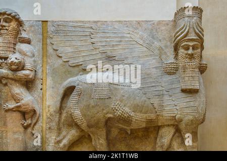 Berühmte alte Löwe assyrische Skulptur im Museum Stockfoto