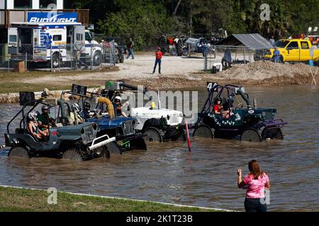 Sumpfbuggys aufgereiht, im Wasser, Startrennen, Fahrzeugsport, schnell, Teilnehmer tragen Helme, Jeeps, Zuschauer, Florida Sports Park, Naples, FL Stockfoto