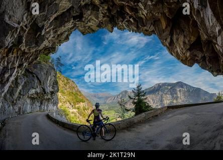 Die Radfahrerin hat den Blick von der Balkonstraße von Bourg d'oisans nach Villard Notre Dame, Französische Alpen, 2022. Stockfoto