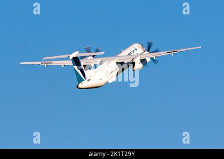 Ein WestJet-Verkehrsflugzeug fährt vom internationalen Flughafen London in Ontario, Kanada, ab. Stockfoto