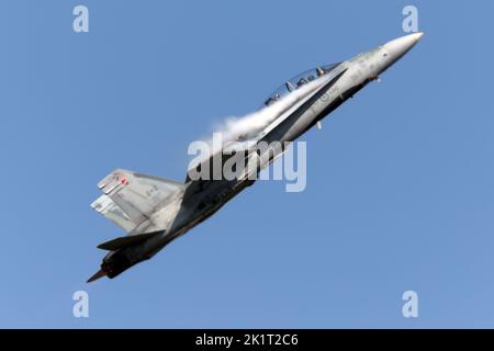 Eine Royal Canadian Air Force (RCAF) CF-18 Hornet während einer Demonstration auf der Airshow London SkyDrive. Stockfoto