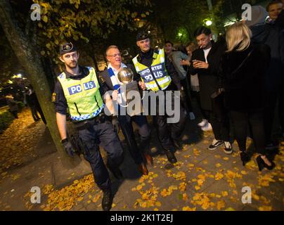 Der Trainer von IFK Norrköping, Jan 'Janne' Andersson, wird von der Polizei, Norrköping, Schweden, zum Bankett begleitet, nachdem er den schwedischen Meister gewonnen und gewonnen hat. Stockfoto