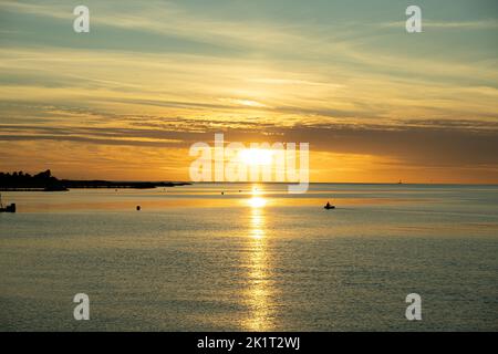 Eine schöne Landschaft des Meeres bei Sonnenuntergang Stockfoto