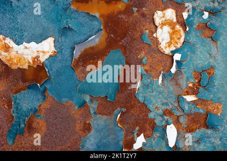 Auto Farbe Risse alte abblätternde Farbe auf rostigen Metall-Stahl Auto-Teil-Oberfläche Stockfoto