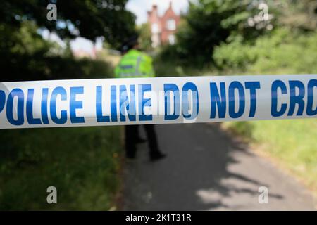 Law & Order, Police, Don Not Überqueren Sie bei der Untersuchung eines Verbrechens das Band über den Weg. Stockfoto