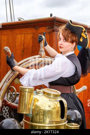 Ashley Wilkinson trägt ein Cosplay-Piratenkostüm an Bord des RRS Discovery Ship während eines Fotoshootings in Dundee, Schottland Stockfoto