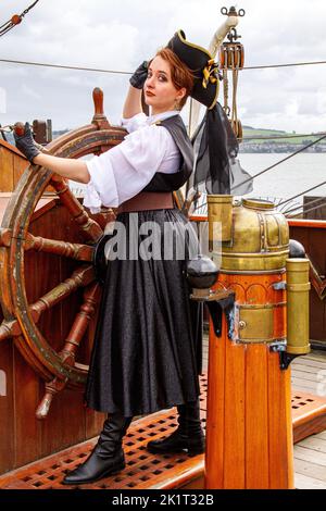 Ashley Wilkinson trägt ein Cosplay-Piratenkostüm an Bord des RRS Discovery Ship während eines Fotoshootings in Dundee, Schottland Stockfoto