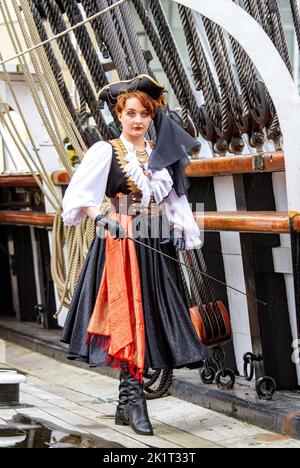 Ashley Wilkinson trägt ein Cosplay-Piratenkostüm an Bord des RRS Discovery Ship während eines Fotoshootings in Dundee, Schottland Stockfoto