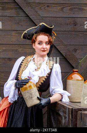 Ashley Wilkinson trägt ein Cosplay-Piratenkostüm an Bord des RRS Discovery Ship während eines Fotoshootings in Dundee, Schottland Stockfoto