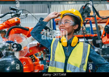 Afrikanisch jugendlich junge intelligente Frauen Ingenieur Arbeiter arbeiten in fortgeschrittenen Roboter-Fabrik mit Sicherheit Stockfoto