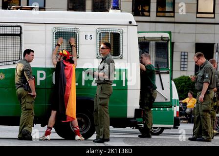 Die FIFA Fußball-Weltmeisterschaft 2006 in Berlin im Sommer 2006 war eine riesige Publikums- und Fußballparty. Aus Sicht der Polizei war es auch ruhig. Aber der gelegentlich übermäßig aufgefrischte Unterstützer wurde betreut, vielleicht nicht alle in Fußballschuhen. Stockfoto