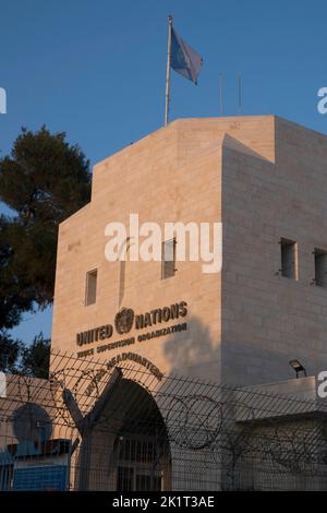 Außenansicht des Hauptquartiers der Organisation für die Überwachung des Waffenstillstands der Vereinten Nationen (UNTSO) im Viertel Armon Hanatziv in West-Jerusalem. Israel. Die Kommandostruktur der UNTSO besteht darin, die friedenserhaltenden Organisationen der UNDOF und der UNIFIL (United Nations Interim Force in Lebanon) zu unterhalten, denen die UNTSO weiterhin militärische Beobachter zur Verfügung stellt. Stockfoto