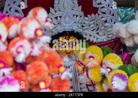 Wunderschön dekoriertes Durga Idol Gesicht mit selektivem Fokus Stockfoto