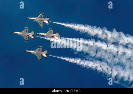 Die United States Air Force Thunderbirds während der Airshow London SkyDrive 2022 im Flug über London, Ontario, Kanada. Stockfoto