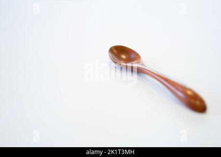 Holzlöffel auf isoliertem weißem Hintergrund Stockfoto