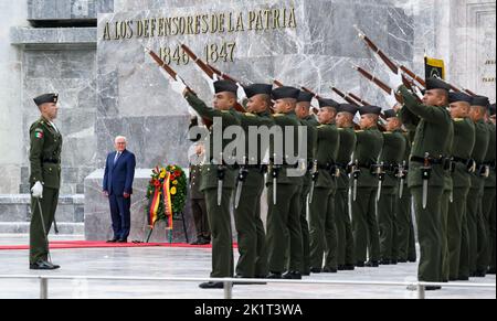 Mexiko Stadt, Mexiko. 20. September 2022. Bundespräsident Frank-Walter Steinmeier legt einen Kranz auf den Altar des Vaterlandes. Präsident Steinmeier und seine Frau sind zu einem zweitägigen Besuch in Mexiko. Quelle: Bernd von Jutrczenka/dpa/Alamy Live News Stockfoto