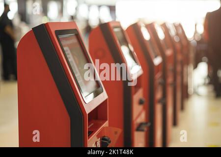 Selbstabfertigung am Automaten am Schalter der Fluggesellschaft am Flughafen, um den schnellen und einfachen Passagierservice zu nutzen Stockfoto