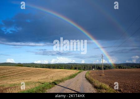 Doppelter Regenbogen über der lettischen Landschaft im Gebiet von Tukums, Lettland Stockfoto
