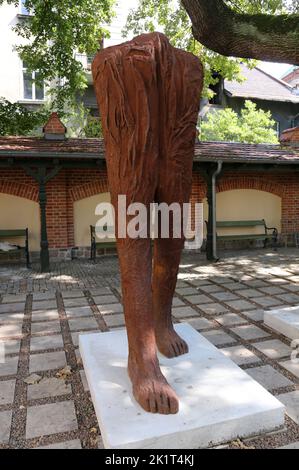 Krakau. Krakau. Polen. „Walking Figures“ aus gusseisernen Skulpturen von Magdalena Abakanowicz im Czapski-Palast (Teil des Nationalmuseums) Stockfoto