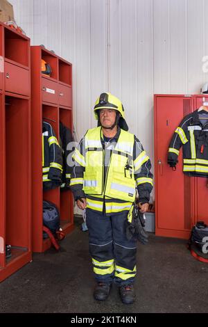 Schweiz, Agno-Lugano Flughafen, Feuerwehr, Feuerwehrmann in Feuerwehruniform Stockfoto