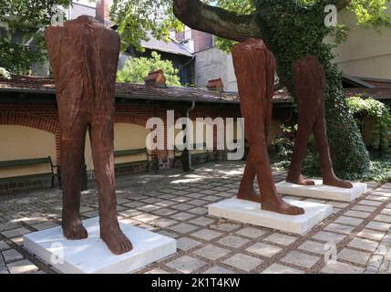 Krakau. Krakau. Polen. „Walking Figures“ aus gusseisernen Skulpturen von Magdalena Abakanowicz im Czapski-Palast (Teil des Nationalmuseums) Stockfoto